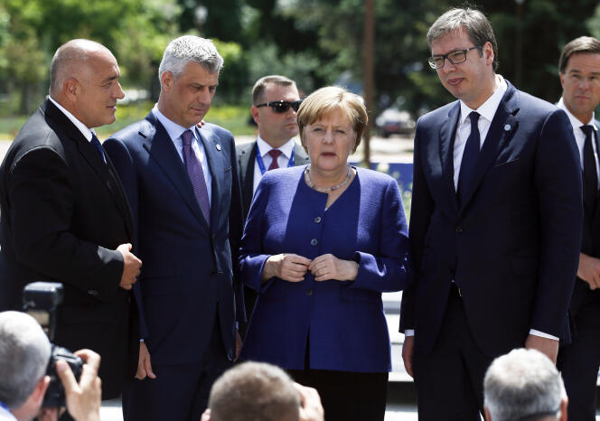 La chancelière allemande, Angela Merkel, discute avec le président serbe, Aleksander Vusic (à droite), et son homologue kosovar, Hashim Thaci (deuxième à partir de la gauche), devant le Palais national de la culture, à Sofia, jeudi 17 mai.