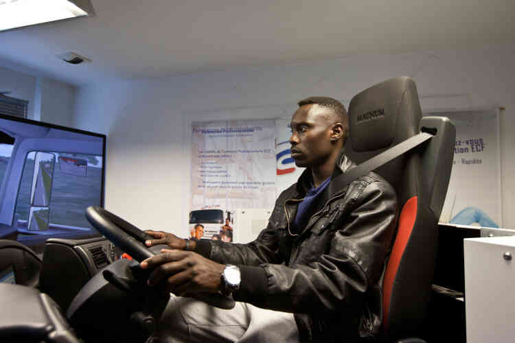Ahmed est installé dans un simulateur de conduite de camion de marchandises, sous la supervision de son formateur Calogero Virzy.