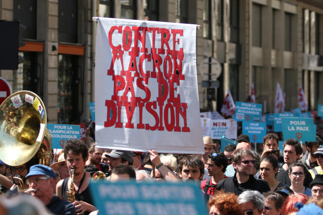 Manifestation « Fête à Macon », le 5 mai, à Paris.
