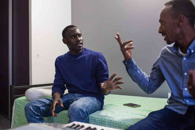 Ahmed et Hassan répètent dans la chambre d'Ahmed, au foyer Adoma de Vichy, pour le concert prévu à la Fête de l’Humanité.