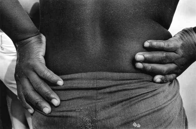 « Harold Feinstein aimait beaucoup les qualités sculpturales du corps et des mains. Il évoquait souvent le langage corporel des personnages de ses photographies. Dans cette photo, la beauté du corps, la texture de la peau, ainsi que le sable sur le tissu étaient pour lui comme des fragments sensuels. »