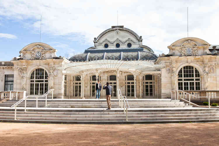 Palais des Congrès et opéra de Vichy.