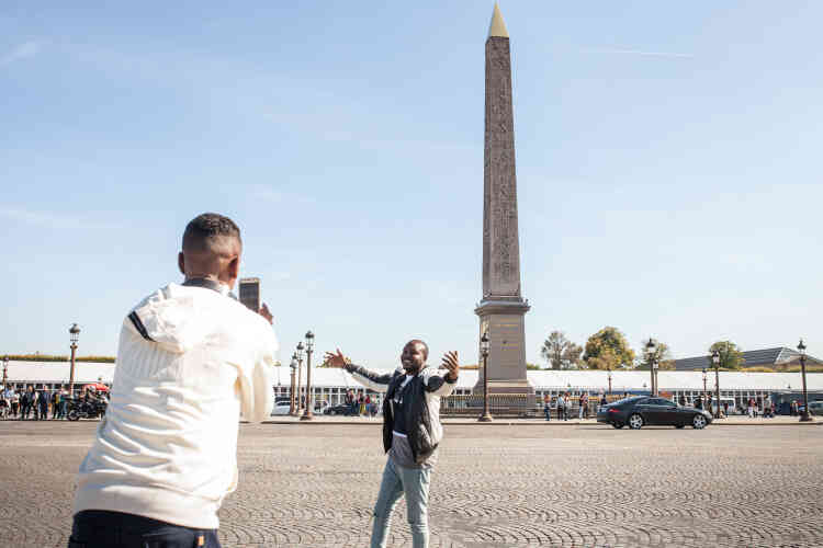 Mustafa pose sur la place de la Concorde, après leur ballade sur l'avenue des Champs Elysées, le lendemain du concert que les Soudan Célestins Music ont donné au Festival Culture au quai.