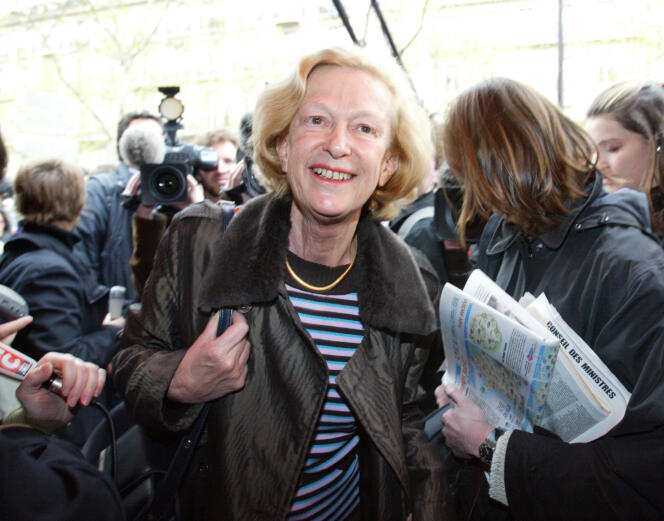 Nicole Fontaine, ancienne ministre déléguée à l'industrie, arrive à la brasserie Lipp, le 14 avril 2004 à Paris, pour un déjeuner avec certains des anciens ministres et secrétaires d'Etat qui ont quitté le gouvernement à la suite du dernier remaniement ministériel.