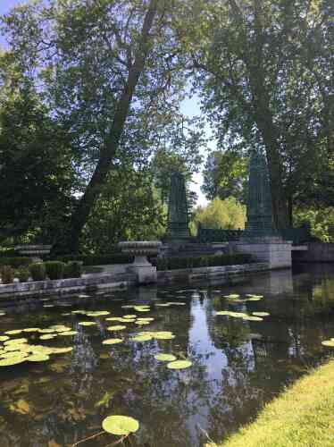 Pont en bois, obélisques en treillage, vasques de pierre et alignements de buis créent sous les arbres du « jardin anglais » un décor éminemment romantique.