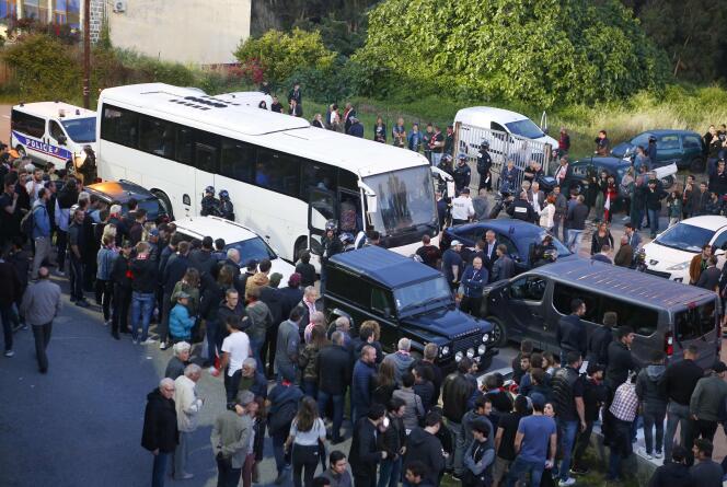 Supporteurs et policiers entourent le bus des joueurs du Havre, le 18 mai à Ajaccio.