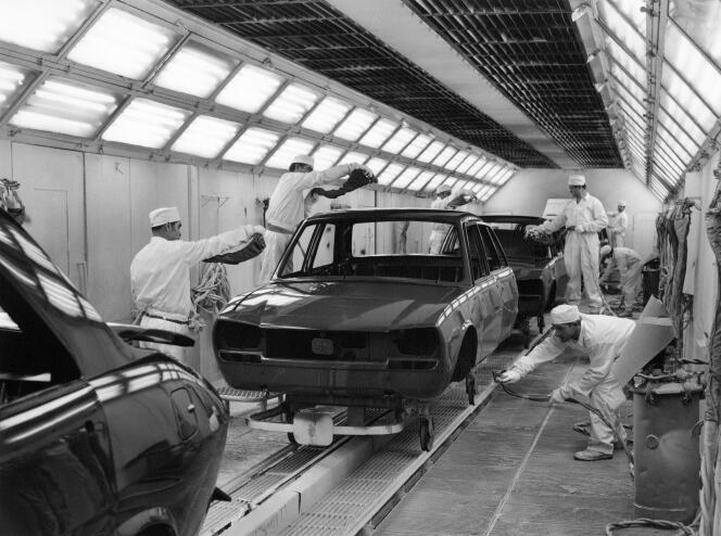 Les chaînes de montage de l'usine PSA Peugeot Citroën de Sochaux, dans les années 1970.
