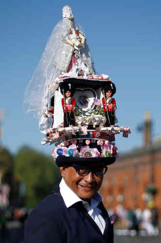 Chito Salarza-Grant, connu comme « l’homme au chapeau de Londres », est naturellement venu coiffé de sa dernière création. Salarza-Grant est réputé pour arborer des couvre-chefs de sa fabrication lors d’occasions spéciales, telles que le mariage du prince William et de Kate Middleton, en 2011, ou les Jeux olympiques de Londres, en 2012.