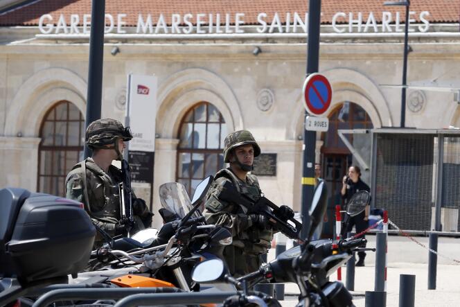 Des soldats en patrouille à l’extérieur de la gare Saint-Charles, à Marseille, le 19 mai 2018.