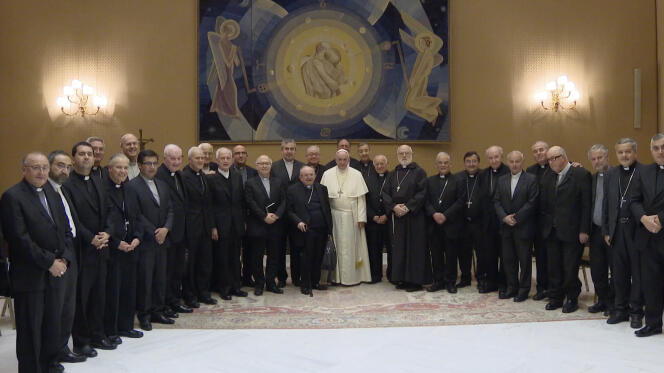 La pape François et les évêques chiliens démissionnaires, au Vatican, le 17 mai (image issue d’une vidéo de la télévision vaticane).
