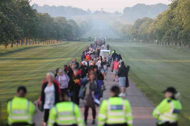 Il est encore tôt en ce matin brumeux, samedi 19 mai, quand de nombreux Britanniques arrivent non loin du château de Windsor.