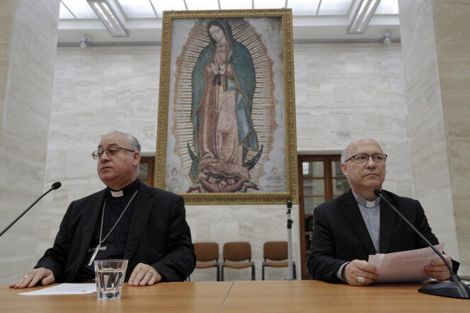 Les représentants de la conférence des évêques chiliens, Juan Ignacio Gonzalez (à gauche) et Luis Fernando Ramos Perez, au Vatican, le 18 mai.
