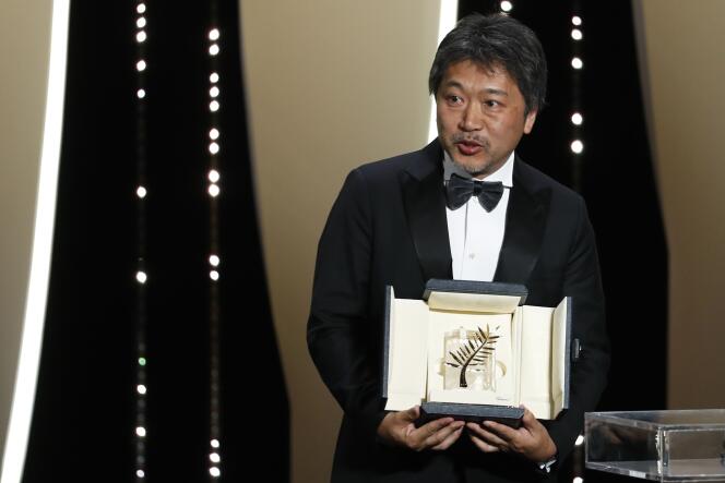 Le réalisateur Hirokazu Kore-eda et sa Palme d’or pour « Une affaire de famille » lors de la cérémonie de clôture du 71e Festival de Cannes, le 19 mai 2018.