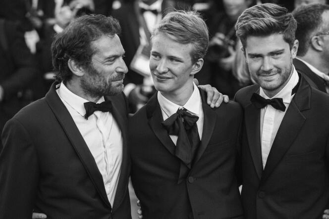 De gauche à droite : les acteurs belges Arieh Worthalter et Victor Polster, le réalisateur belge Lukas Dhont lors de la montée des marches pour la cérémonie de clôture au 71e Festival de Cannes, le 19 mai 2018.
