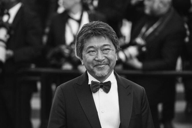 Le cinéaste japonais Hirokazu Kore-eda, Palme d’or 2018 pour son film « Une affaire de famille », sur le tapis rouge du 71e Festival de Cannes, le 19 mai.