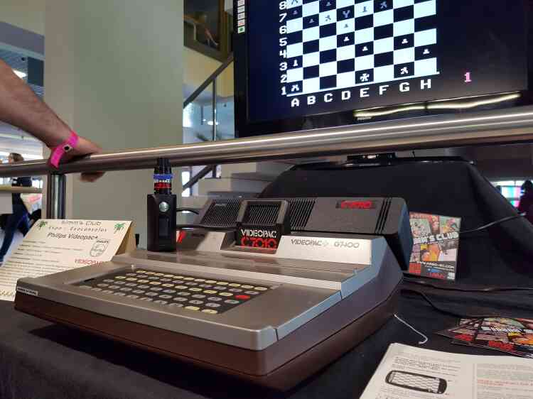 Le stand de l’association lavalloise Simm’s Club a, au départ, l’allure d’une simple collection de machines anciennes. On peut y jouer aux vieux jeux Mega Drive ou PlayStation. Classique. Mais, à y regarder de plus près, on se rend compte que ces machines-là semblent toutes débarquer d’une dimension parallèle. Que des consoles rares, des bécanes obscures. On citera noamment le C1 Sharp, cette télé dans laquelle on pouvait glisser des jeux Famicom (la NES japonaise). Anomalie historique : la Famicom elle-même ne sortira… qu’un mois plus tard.