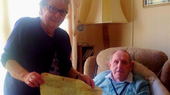 Louie Edyvean, 79 ans, et Derek Edyvean, 86 ans, ont retrouvé leur certificat de mariage, et avec une vieille lettre d’amour que Louie avait écrite alors qu’elle n’était pas encore mariée à Derek.