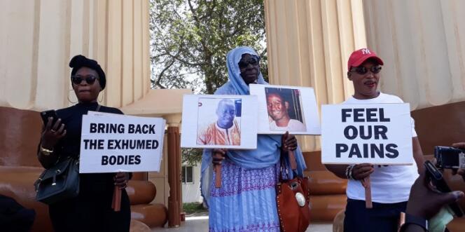 Des parents de victimes du régime de Yahya Jammeh, à Banjul, en Gambie, le 17 avril 2018.