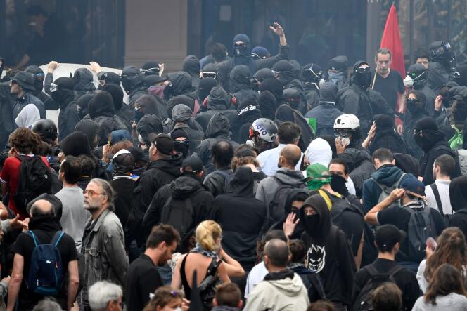 Un black bloc à Paris, le 22 mai 2018.