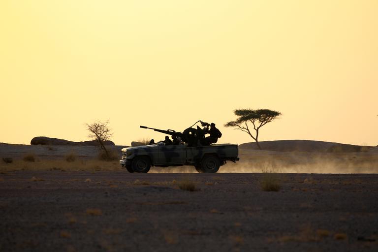 Des soldats du Front Polisario en patrouille dans le Sahara occidental, prÃ¨s de Bir Lahlou, en septembre 2016.