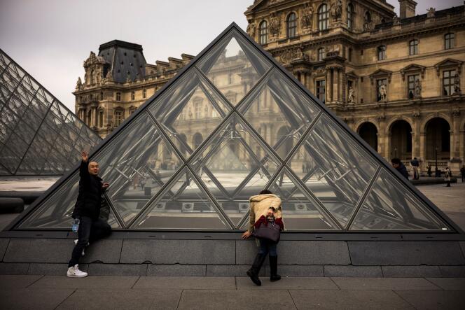 La pyramide du Louvre de l’artiste chinois Ieoh Ming Pei, à Paris.
