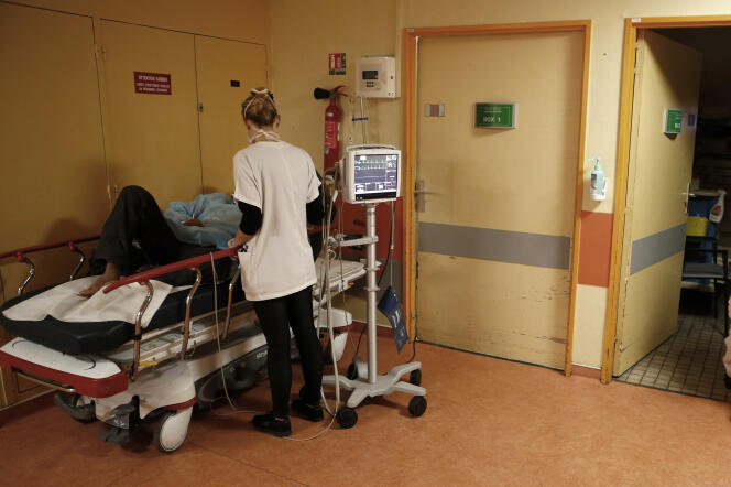 Patient traité dans un couloir du service des urgences, à Bastia (Corse), en novembre 2017.