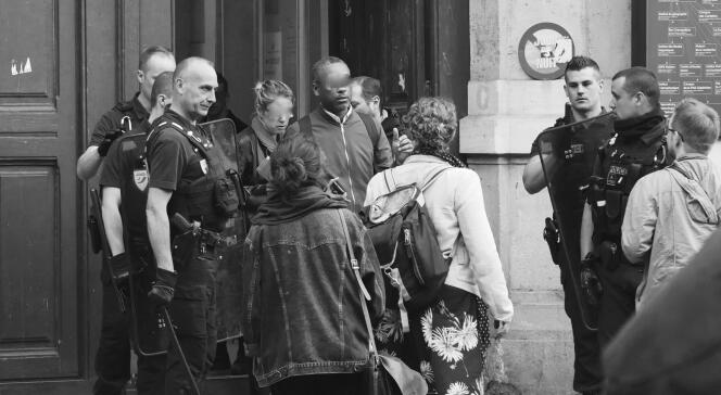 L’entrée du centre Malesherbes de Sorbonne Université était filtrée par les forces de l’ordre, le 23 mai. (Photo transmise par une étudiante)