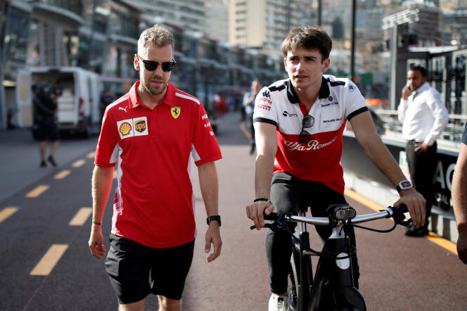 Charles Leclerc (à droite) et le pilote Ferrari Sebastian Vettel sur la pit-lane du circuit de Monaco le 23 mai.