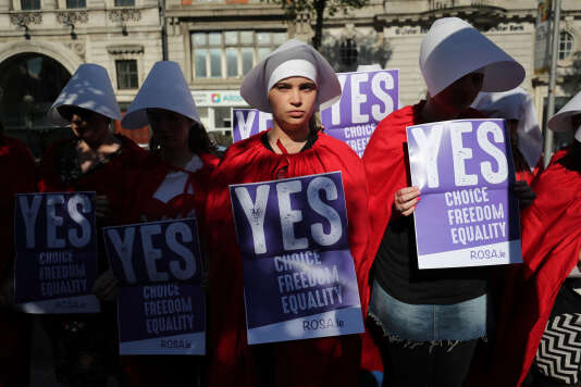 Des militantes en faveur de l’abrogation de l’amendement interdisant l’IVG manifestent à Dublin, le 23 mai, déguisées en personnages de la série « La Servante écarlate ».