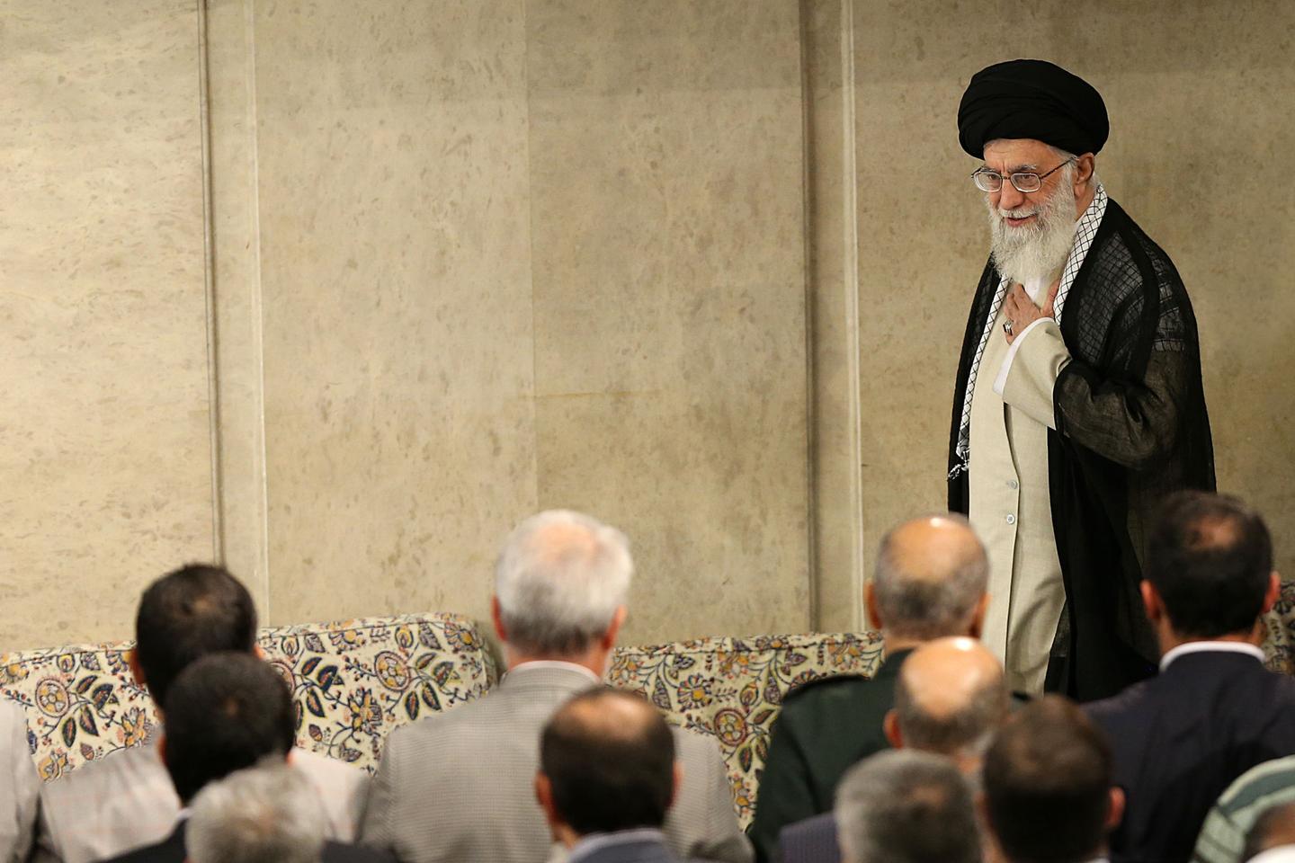 Le Guide suprême iranien pose ses conditions aux Européens pour rester