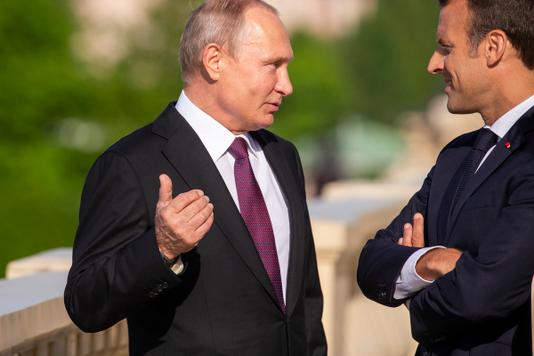 JEAN CLAUDE COUTAUSSE / FRENCH POLITICS POUR LE MONDE Vladimir Poutine accueille Emmanuel Macron sur la terrasse du Palais de Constantin à une vingtaine de kilomètres de Saint-Pétersbourg, en Russie, jeudi 24 mai.