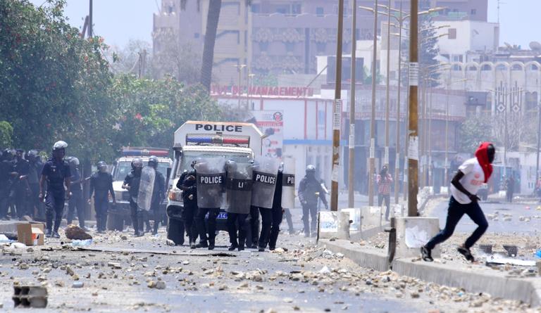 SEYLLOU / AFP Heurts entre la police et les étudiants à l’université Cheikh-Anta-Diop de Dakar le 16 mai 2018, suite à la mort d’un étudiant lors d’une manifestation précédente.