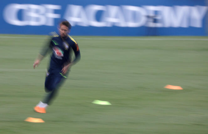 Neymar lors d’une séance d’entraînement de l’équipe nationale du Brésil à Teresopolis, au Brésil, le 23 mai. La chaîne pirate beoutQ s’apprête à diffuser les matchs de la Coupe du monde de football dans des pays du monde arabe, détournant les programmes de la chaîne qatarie beIn Sports.