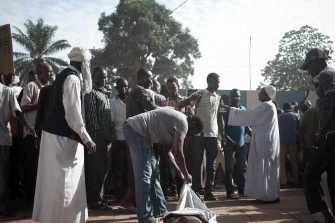 Les habitants du quartier PK5, principalement musulman, présentent les corps des victimes des affrontements du 10 avril lors d’une manifestation devant le siège de la Minusca, la mission de maintien de la paix de l’ONU en République centrafricaine, à Bangui, le 11 avril 2018.
