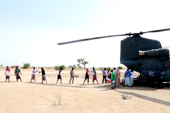 Distribution de l’aide transportée par hélicoptère au Somaliland, le 23 mai 2018, après le passage du cyclone Sagar.