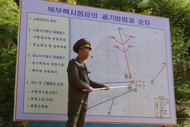 Le directeur adjoint de l’Institut nord-coréen des armes nucléaires décrit les opérations de destruction du site devant les journalistes présents, le 24 mai.