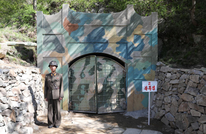 Un soldat nord-coréen garde l’entrée du tunnel n°2 du site d’essais nucléaires de Punggye-ri, avant sa destruction, le 24 mai.