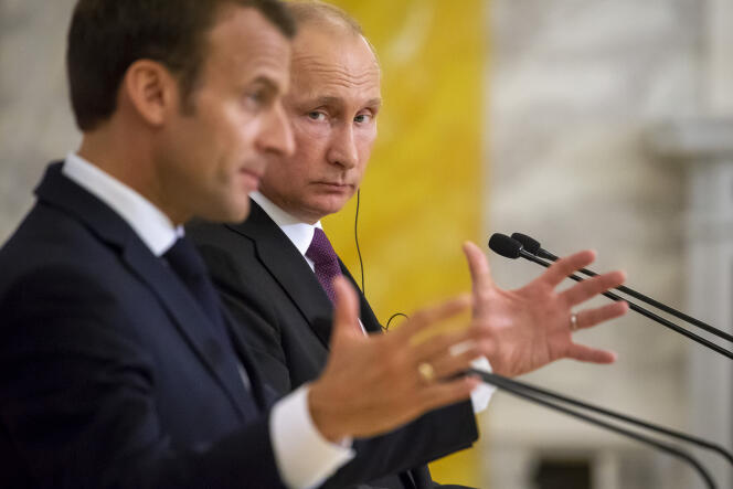 « Face à lui, l’homme fort du Kremlin, courtois mais impassible, le vouvoyait et ne s’engageait guère au-delà de propos très convenus » (Vladimir Poutine et Emmanuel Macron à une conférence de presse au Palais Constantin, en Russie, le 24 mai).