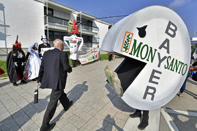 Manifestation contre Monsanto à Bonn, en Allemagne, lors de l’assemblée générale de Bayer, le 25 mai.