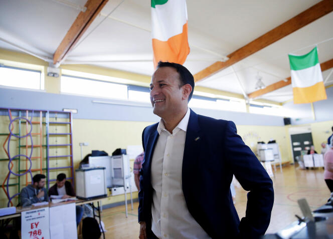 Le premier ministre irlandais Leo Varadkar dans son bureau de vote, à l’école Scoil Thomas de Dublin, le 25 mai.