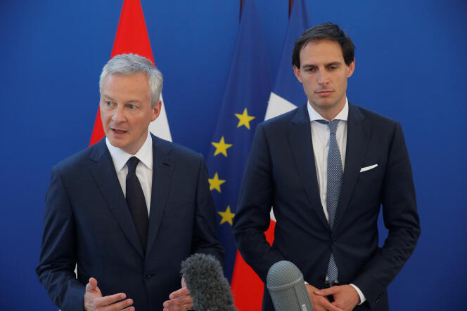 Le ministre des finances français, Bruno Le Maire (à gauche), et son homologue néerlandais, Wopke Hoekstra, à Paris, le 11 mai.
