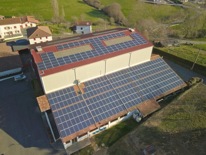 La centrale photovoltaïque installée sur le toit d’un bâtiment communal du petit village de Macaye (500 habitants) est l’une des plus grandes et plus puissantes installées par I-ENER