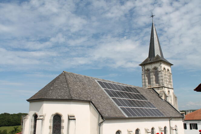 L’électricité produite par la centrale photovoltaïque installée par I-ENER sur le toit de l’église d’Ostabat-Asme est vendue à Enercoop.