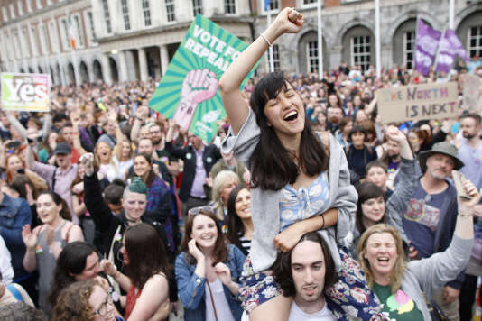 Une foule en liesse s’est rassemblée à Dublin pour célébrer le « oui » au référendum, le 26 mai.