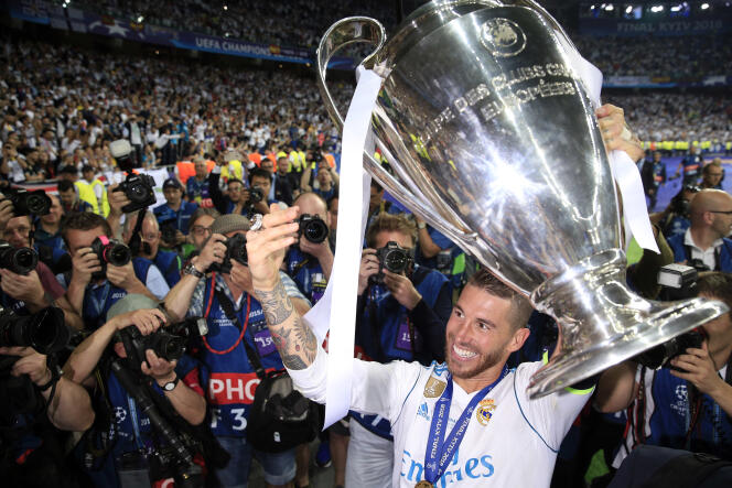 Sergio Ramos brandit le trophée de la Ligue des champions, son quatrième avec le Real Madrid.