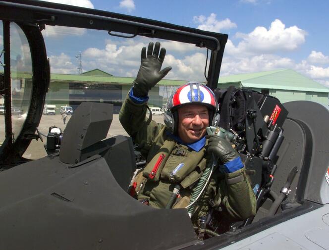 Serge Dassault, dans un cockpit du Rafale, au Bourget, en juin 1999.