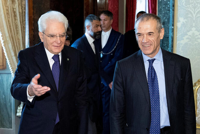 Le président italien Sergio Mattarella (à gauche) accueille Carlo Cottarelli au Quirinal, à Rome, le 28 mai.
