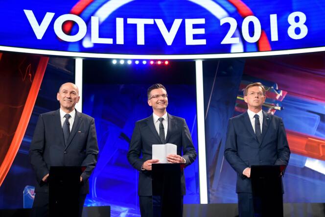 Janez Jansa (à gauche), Marjan Sarec (au centre) et Miro Cerar (à droite) posent ensemble avant le débat télévisé du 28 mai 2018.