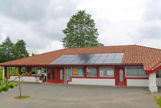 La centrale photovoltaïque sur le toit de l’école publique Arrauntz du village basque d’Ustaritz, première installation faite par I-ENER en juin 2016.