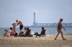 ANNE-CHRISTINE POUJOULAT / AFP Sur une plage de Fos-sur-mer, en juin 2017.